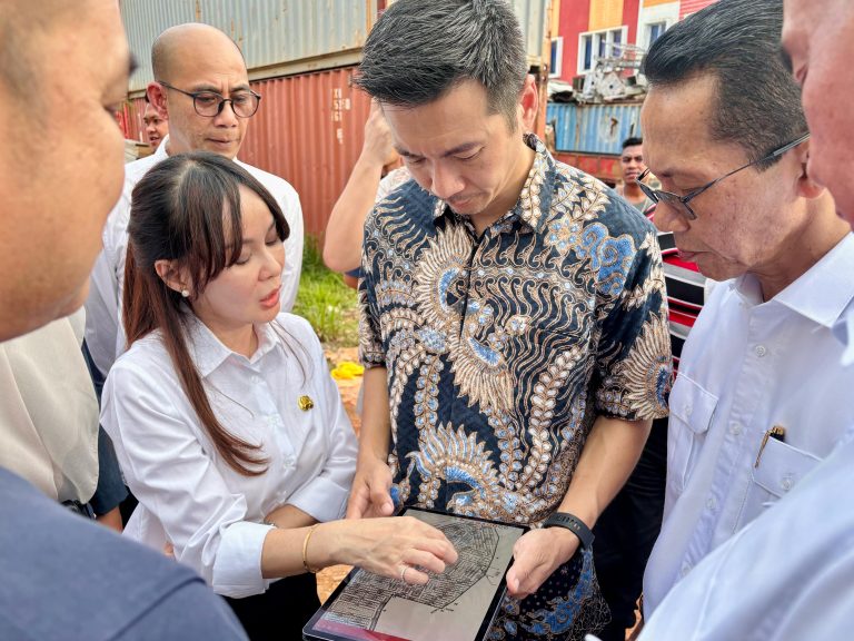 Wakil Kepala BP Batam, Li Claudia Chandra melakukan inspeksi mendadak (sidak) ke lokasi proyek cut and fill milik PT Bintan Jaya Husada. (Foto: dok Humas BP Batam)