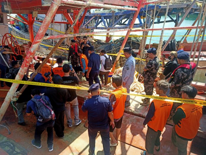 Dua kapal ikan asing (KIA) berbendera Vietnam diamankan Kementerian Kelautan dan Perikanan (KKP) atas tindakan ilegal fishing di perairan Natuna Utara, Senin (14/4/2025) lalu. (Foto: AlurNews)