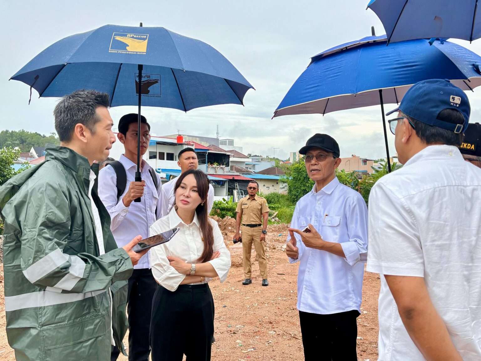 Amsakar Achmad bersama Wakil Kepala BP Batam, Li Claudia Chandra berkesempatan untuk meninjau langsung penataan Daerah Aliran Sungai (DAS) Baloi Indah, Selasa (8/3/2025).