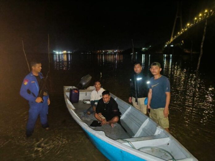 Direktorat Polair Korpolairud Baharkam Polri tangkap kapal yang membawa CPMI ilegal di perairan Sagulung, Kota Batam. Foto: Istimewa