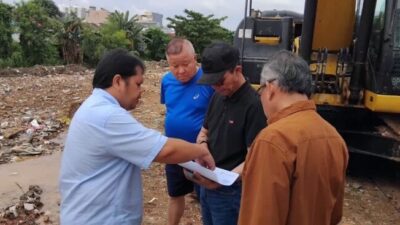 Anggota DPRD Kepri bersama Wali Kota Batam dan instansi terkait meninjau drainase Baloi Indah, Minggu (23/3/2025). Foto: AlurNews.com