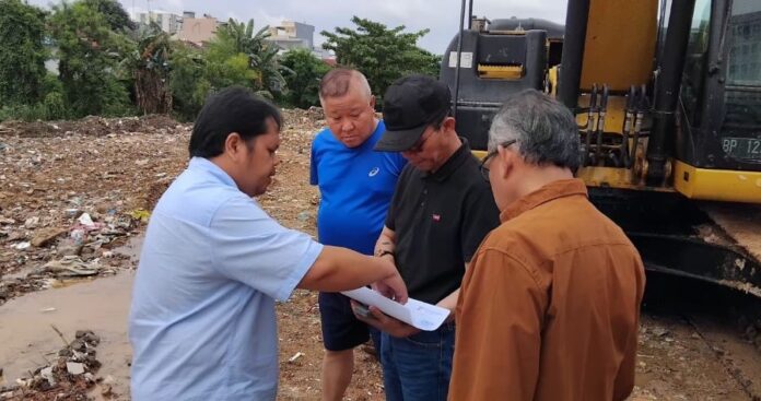 Anggota DPRD Kepri bersama Wali Kota Batam dan instansi terkait meninjau drainase Baloi Indah, Minggu (23/3/2025). Foto: AlurNews.com