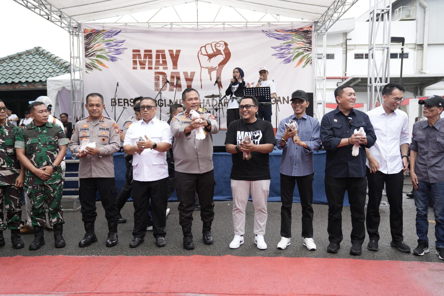 Wali Kota Batam, Amsakar Achmad, menghadiri peringatan Hari Buruh Internasional (May Day) 2025 yang diselenggarakan oleh Federasi Serikat Pekerja Metal Indonesia (FSPMI) di Halaman Plaza Batamindo, Muka Kuning.