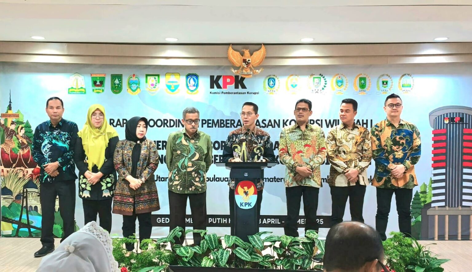 Wali Kota Batam, Amsakar Achmad bersama Sekretaris Daerah Kota Batam, Jefridin, M.Pd. menghadiri acara Rapat Koordinasi Penguatan Sinergi Kolaborasi antara Komisi Pemberantasan Korupsi (KPK) dan Pemerintah Daerah dalam Rangka Pemberantasan Korupsi di Wilayah I, Jumat (16/01/2025)
