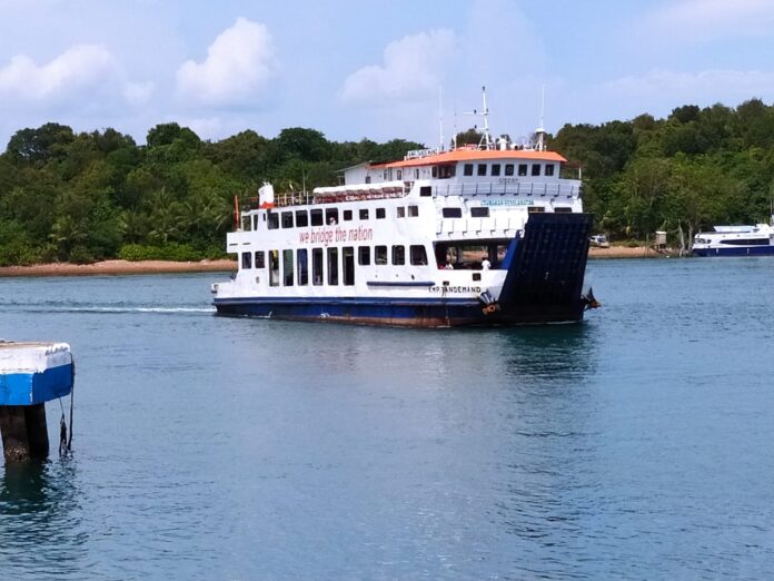 Kapal Roro Batam- Tanjunguban hendak bersandar di Pelabuhan Roro Telaga Punggur