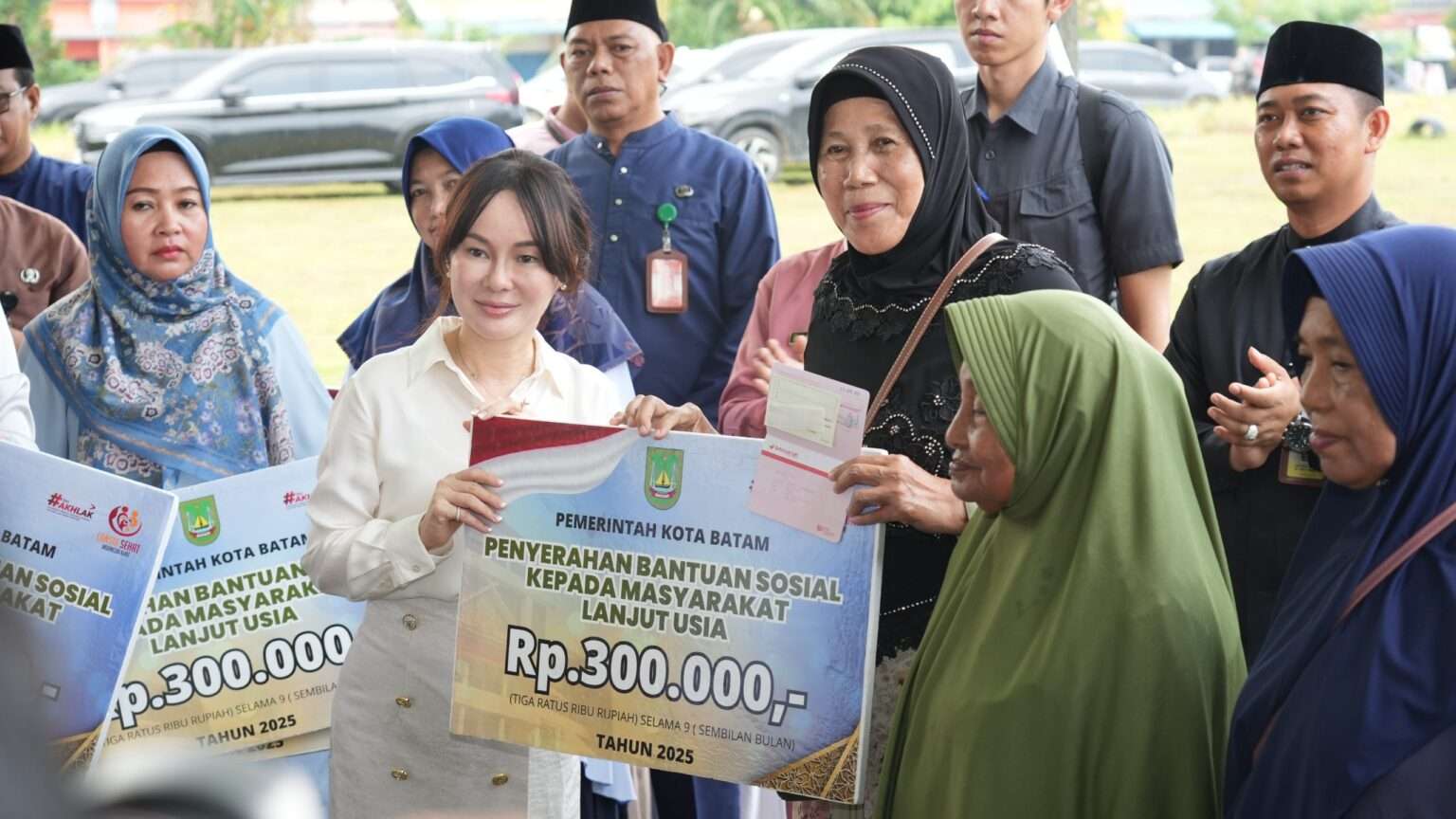 Wakil Kepala Badan Pengusahaan (BP) Batam sekaligus Wakil Walikota Batam, Li Claudia Chandra menyerahkan bantuan tunai kepada lansia, Jumat, (9/5). Bertempat di Lapangan Bola Legenda Malaka,