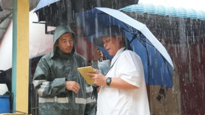 Anggota/Deputi Bidang Infrastruktur BP Batam, Mouris Limanto, meninjau 8 titik longsor di Kecamatan Bengkong, pada Kamis (8/5/2025)