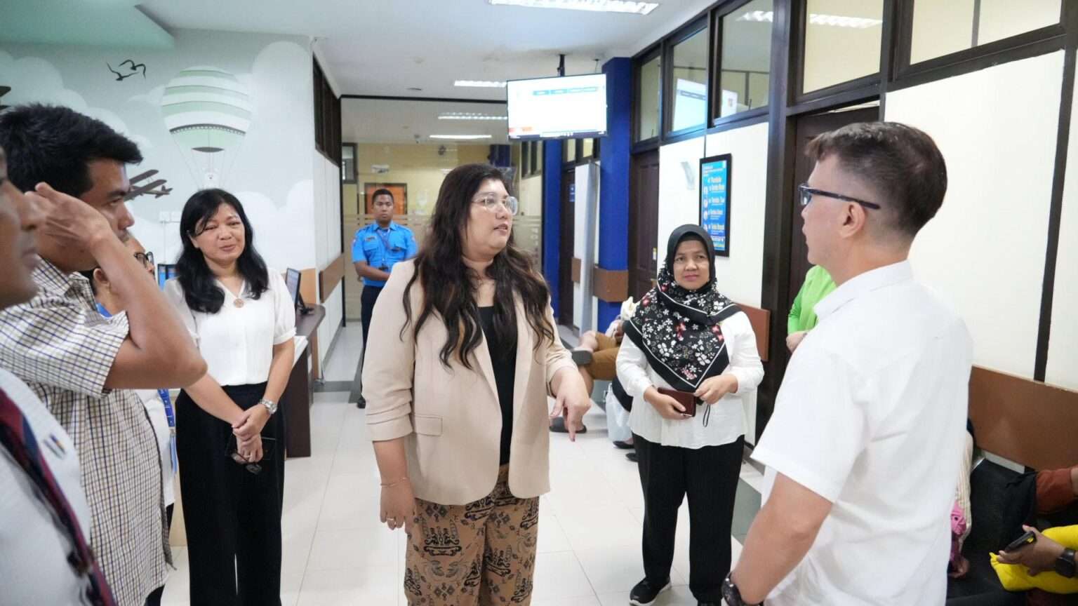 Anggota/Deputi Bidang Pelayanan Umum Badan Pengusahaan (BP) Batam, Ariastuty Sirait meninjau pelayanan di RSBP Batam dan kondisi lapangan di Kawasan Agribisnis Sei Temiang pada Kamis (15/5/2025).