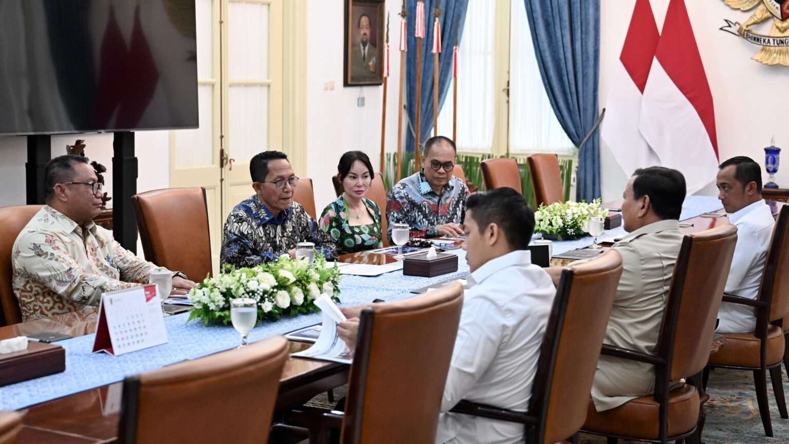 Kepala Badan Pengusahaan (BP) Batam, Amsakar Achmad, bersama jajaran melaporkan strategi percepatan investasi kepada Presiden Republik Indonesia, Prabowo Subianto, dalam audiensi resmi di Istana Kepresidenan Jakarta, Kamis (22/5/2025).