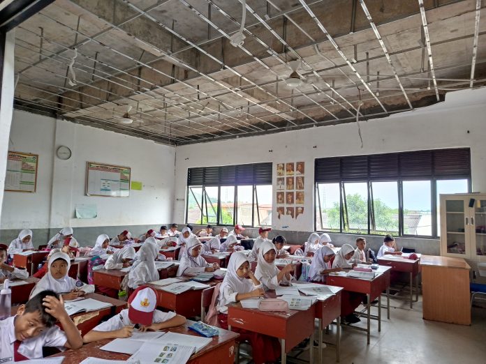 Ilustrasi. Murid-murid SD Negeri 013 saat belajar di ruang kelas.