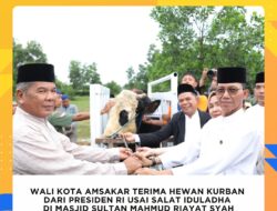 Wali Kota Amskakar Terima Hewan Kurban dari Presiden RI Usai Salat Iduladha di Masjid Sultan Mahmud Riayat Syah