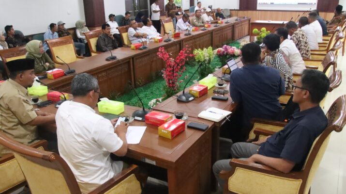 Komisi III DPRD Kota Batam menggelar RDPU menyikapi keluhan masyarakat Kelurahan Tanjung Sengkuang dan Batu Merah, Kecamatan Batu Ampar, terkait krisis air bersih.