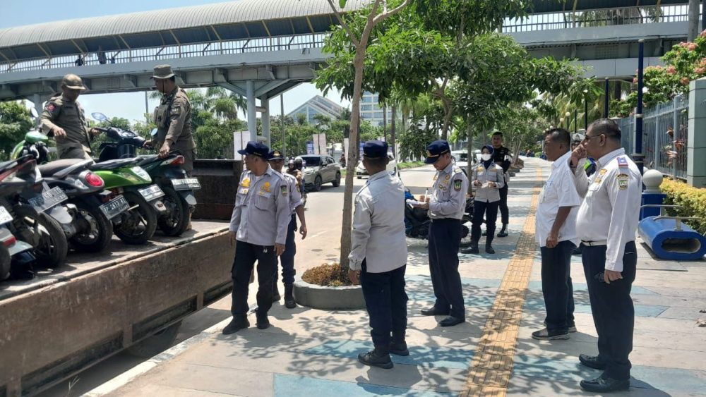 Sejumlah kendaraan roda dua terjaring razia penertiban parkir liar yang digelar tim gabungan dan Dinas Perhubungan Kota Batam di Batam Center,