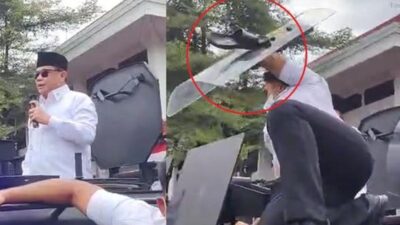 TEMUI PENDEMO – Bupati Pati Sudewo menemui pendemo dari kendaraan berlapis baja milik polisi, Rabu (13/8/2025). Demo Pati menuntut mundurnya Sudewo berlangsung ricuh. (TRIBUNBANYUMAS/MAZKA HAUZAN NAUFAL)