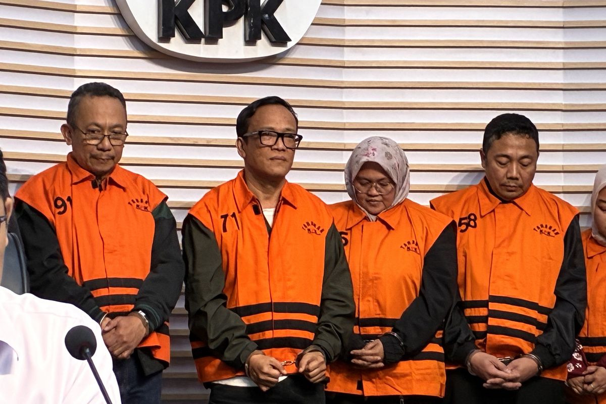Wakil Menteri Ketenagakerjaan (Wamenaker) Immanuel Ebenezer alias Noel mengenakan rompi tahanan KPK di Gedung Merah Putih, Jakarta, Jumat (22/8/2025).(KOMPAS.com/HARYANTI PUSPA SARI)