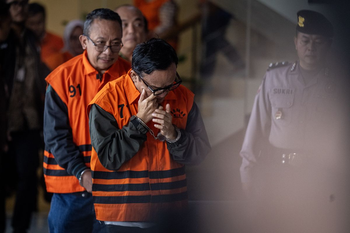 Wakil Menteri Ketenagakerjaan (Wamenaker) Immanuel Ebenezer (kedua kanan) bersama tersangka lainnya berjalan menuju ruang konferensi pers usai terjaring OTT KPK di Gedung Merah Putih KPK, Jakarta, Jumat (22/8/2025). KPK menetapkan Wamenaker Immanuel Ebenezer bersama 10 orang lainnya sebagai tersangka kasus pemerasa pengurusan sertifikat Keselamatan dan Kesehatan Kerja (K3) di Kementerian Ketenagakerjaan. (ANTARA FOTO/Bayu Pratama S)