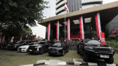 Barang bukti yang disita terkait operasi tangkap tangan (OTT) Wamenaker Immanuel Ebenezer dihadirkan di Gedung Merah Putih KPK, Jakarta, Kamis (21/8/2025). Foto: Jamal Ramadhan/kumparan