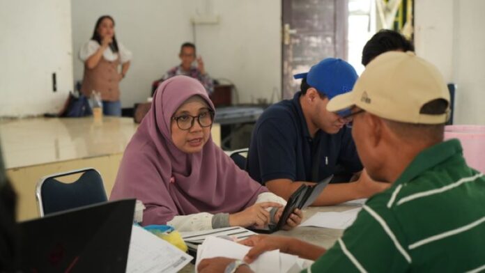 Warga Batam sedang membayar PBB.