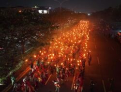 Ribuan Warga Semarakkan Pawai Obor HUT ke-80 RI di Batam
