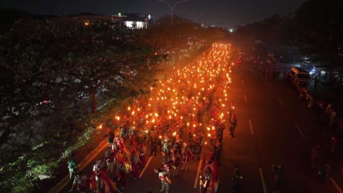 Ribuan Warga Batam meriahkan pawai obor dalam rangka memperingati HUT ke-80 RI di Batam, Sabtu (16/8/2025). Foto: Media Center Pemko Batam