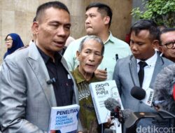 Diperiksa Polda Metro, Rismon Sianipar Bawa Buku soal Polemik Ijazah Jokowi