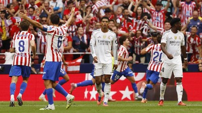 Atletico Madrid berpesta gulung Real Madrid, Sabtu (27/9) malam. (REUTERS/Susana Vera)