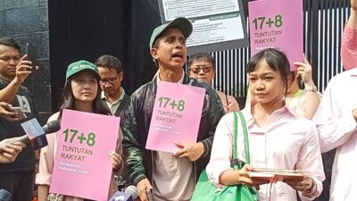 Influencer Andovi da Lopez menyampaikan pernyataan kepada wartawan saat menyerahkan 17+8 Tuntutan Rakyat kepada DPR RI, Kamis (4/9/2025)(Kompas.com/Ridho Danu Prasetyo)