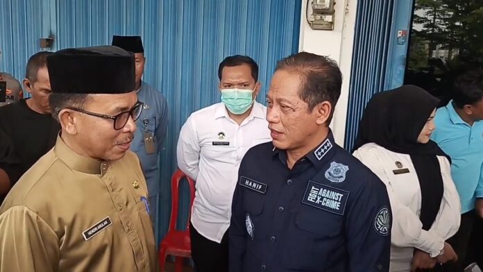 Menteri Lingkungan Hidup, Hanif Faisol Nurofiq saat meninjau Satuan Pelayanan Pemenuhan Gizi (SPPG) di Kelurahan Kibing, Batuaji, Senin (22/9/2025). (Foto: AlurNews)