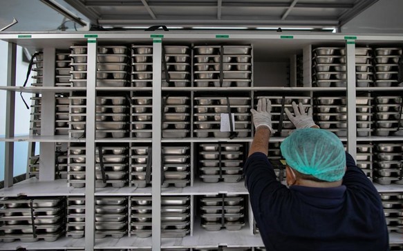 Ilustrasi. Serpihan pecahan kaca ditemukan di food tray atau ompreng makanan bergizi gratis (MBG) di SMA Negeri 04 Tiban, Kota Batam, Kepulauan Riau. (CNN Indonesia/Adi Ibrahim)