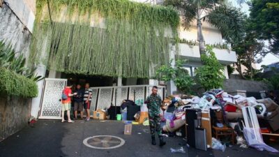 Kondisi rumah Menkeu Sri Mulyani yang digeruduk massa. (ANTARA FOTO/Muhammad Iqbal)