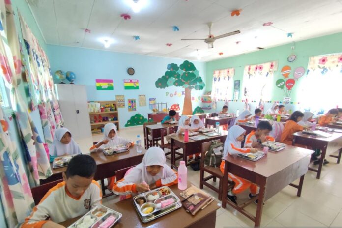 Pelaksanaan program MBG di SDN 007 Bukit Bestari Tanjungpinang pada Senin (6/1/2025). Foto: ANTARA Kepri