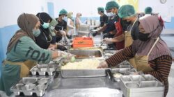 Ilustrasi. Operasional dua dapur Satuan Pelayanan Pemenuhan Gizi (SPPG) di Kabupaten Karimun, Kepulauan Riau dihentikan sementara usai belasan siswa diduga keracunan. (ANTARA FOTO/M RISYAL HIDAYAT)