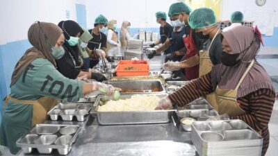 Ilustrasi. Operasional dua dapur Satuan Pelayanan Pemenuhan Gizi (SPPG) di Kabupaten Karimun, Kepulauan Riau dihentikan sementara usai belasan siswa diduga keracunan. (ANTARA FOTO/M RISYAL HIDAYAT)