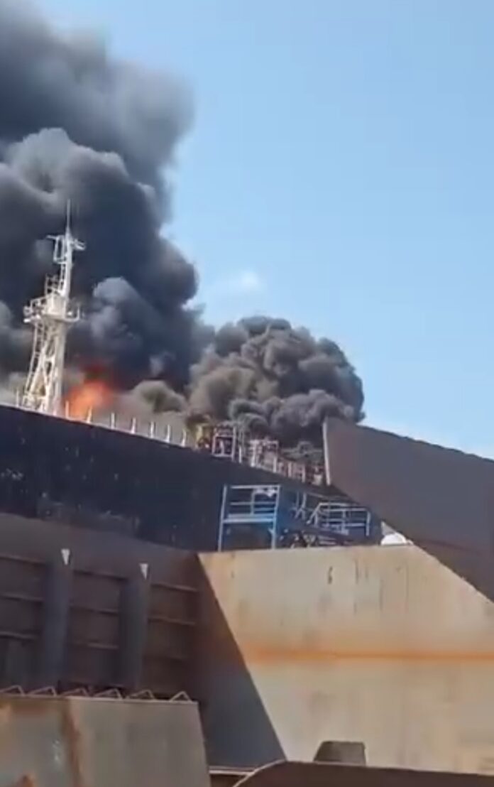Kebakaran Kapal Federal II di galangan kapal PT ASL Shipyard, Selasa (24/6/2025).