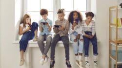 Selandia Baru akan mengajukan pembahasan rancangan undang-undang pembatasan penggunaan media sosial bagi anak di bawah usia 16 tahun. (Foto: istockphoto/Lacheev)