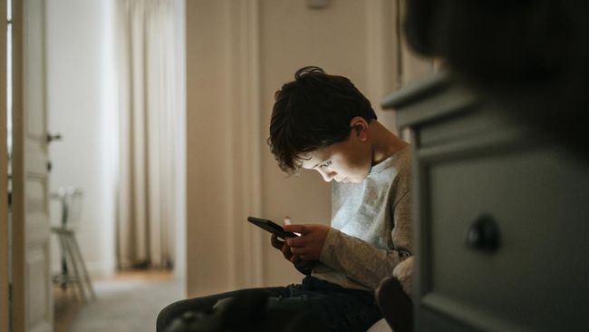 Iustrasi. Main gadget ternyata berisiko bikin anak menderita mata minus. (istockphoto/ Orbon Alija)