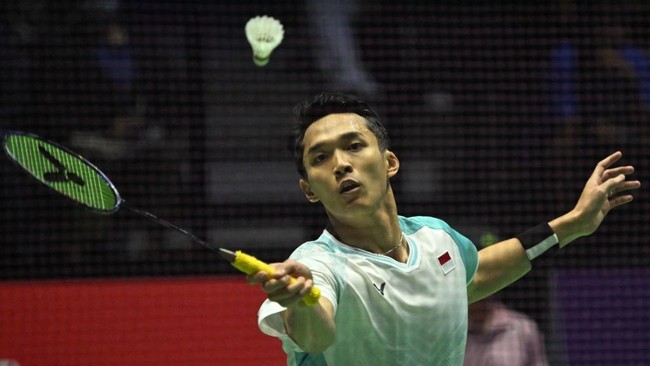 Jonatan Christie berhadapan dengan Shi Yu Qi dalam final Denmark Open 2025. (AFP/BERTRAND GUAY)