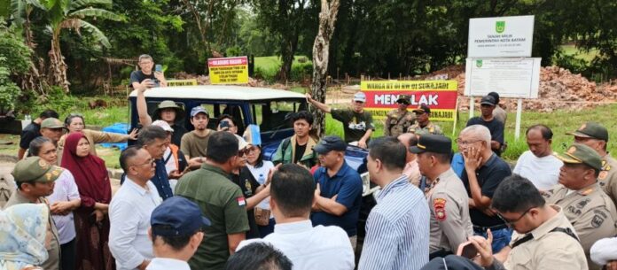 Warga Cluster Bukit Indah Raya Sukajadi unjuk rasa di lahan bakal kantor lurah untuk menolak pembangunan kantor tersebut, Rabu (29/10/2025).
