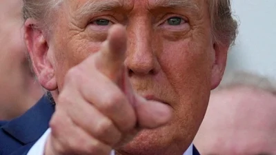 Presiden AS Donald Trump melakukan gestur setelah menandatangani undang-undang pengeluaran dan perpajakan yang komprehensif, yang dikenal sebagai One Big Beautiful Bill Act, di Gedung Putih di Washington, D.C., AS, pada 4 Juli 2025. Foto: Leah Millis/REUTERS