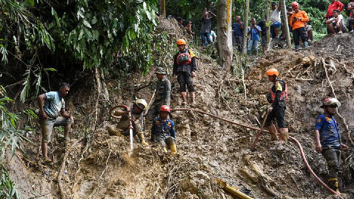 Tim SAR gabungan bersama warga berusaha mencari korban hilang akibat tanah longsor di Sembahe, Sibolangit, Deli Serdang, Sumatera Utara, 29 November 2024. Sebanyak 16 orang korban meninggal dunia dan tujuh orang dinyatakan hilang atas bencana banjir disertai tanah longsor di Provinsi Sumatera Utara. ANTARA/Fransisco Carolio