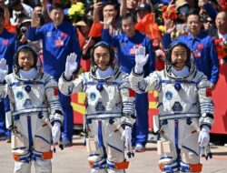 3 Astronaut China Gagal Pulang ke Bumi, Kapsul Tabrak Puing Antariksa