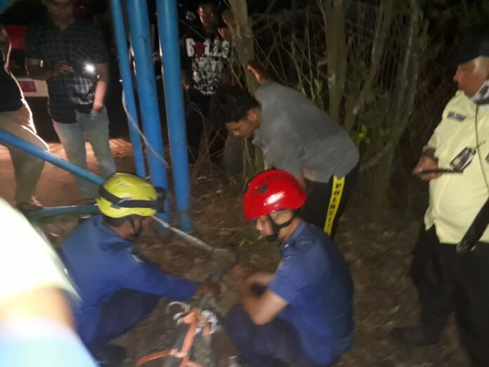 Petugas Damkar Pemko Batam mengevakuasi buaya berukuran 3,5 meter berbobot 100 kilogram yang merupakan penghuni Dam Duriangkang, Batam, Rabu (5/11/2025).