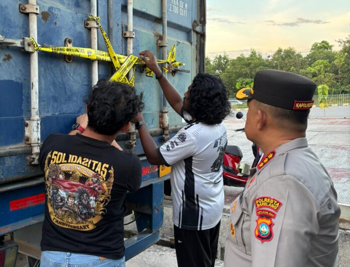 Polresta Barelang menyegel kontainer yang berisikan balpres, Sabtu (8/11/2025). Foto: Dok. Polresta Barelang.