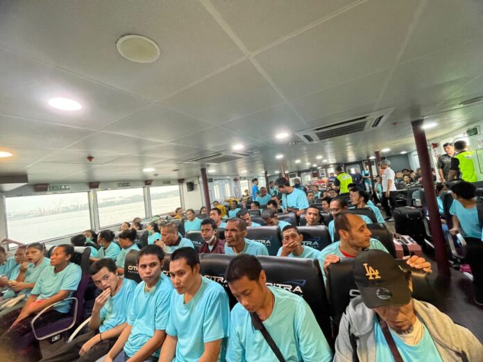 KJRI) Johor Bahru, membantu kepulangan 302 Pekerja Migran Indonesia (PMI) yang terbukti tidak memiliki izin resmi masuk dan bekerja di Malaysia