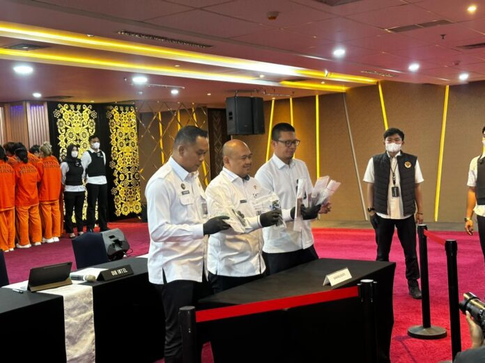 Konferensi pers penangkapan buronan Tiongkok di Batam. Foto: Dok. Imigrasi Batam.