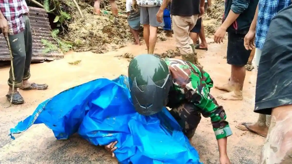 KORBAN LONGSOR - Proses pembersihan material dan jasad korban bencana alam di Desa Sibalanga, Kecamatan Adiankoting, Kabupaten Tapanuli Utara hari ini, Jumat (28/11/2025