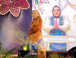 Erlita Amsakar Anggun Kenakan Batik Barelang di Dekrafest Kepri 2025