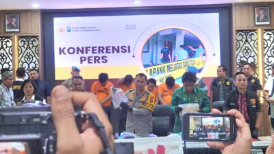 Polrestabes Medan menggelar konferensi pers terkait kasus pembakaran rumah hakim Pengadilan Negeri (PN) Medan, Khamozaro Waruhu di Polrestabes Medan. Foto: Parna