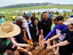 Gotong Royong Bersama Masyarakat Bersihkan Waduk Duriangkang