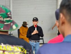 Wali Kota Batam Amsakar Turun Tangan Bersihkan Sampah di Seibeduk